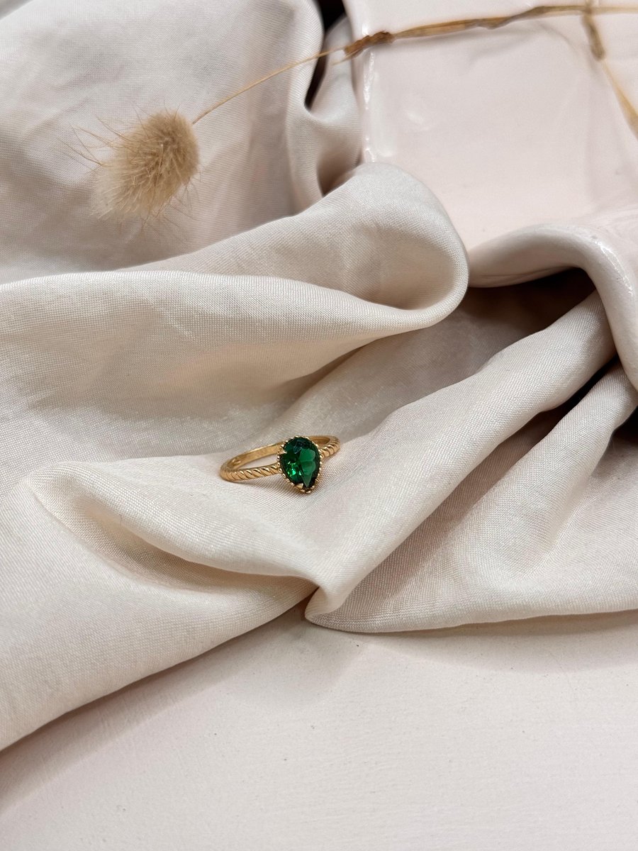 Burgu Formlu Yeşil Taşlı Yüzük