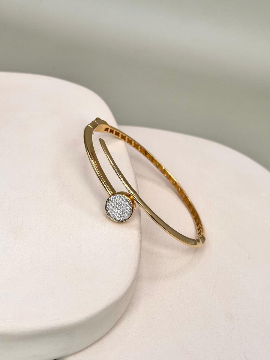 Yuvarlak Taş Detaylı Altın Kelepçe Bilezik