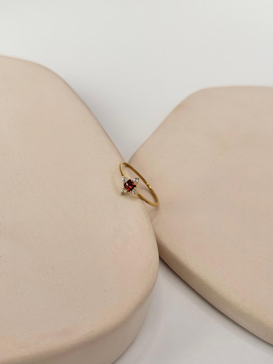 Kırmızı Taş Detaylı Yüzük