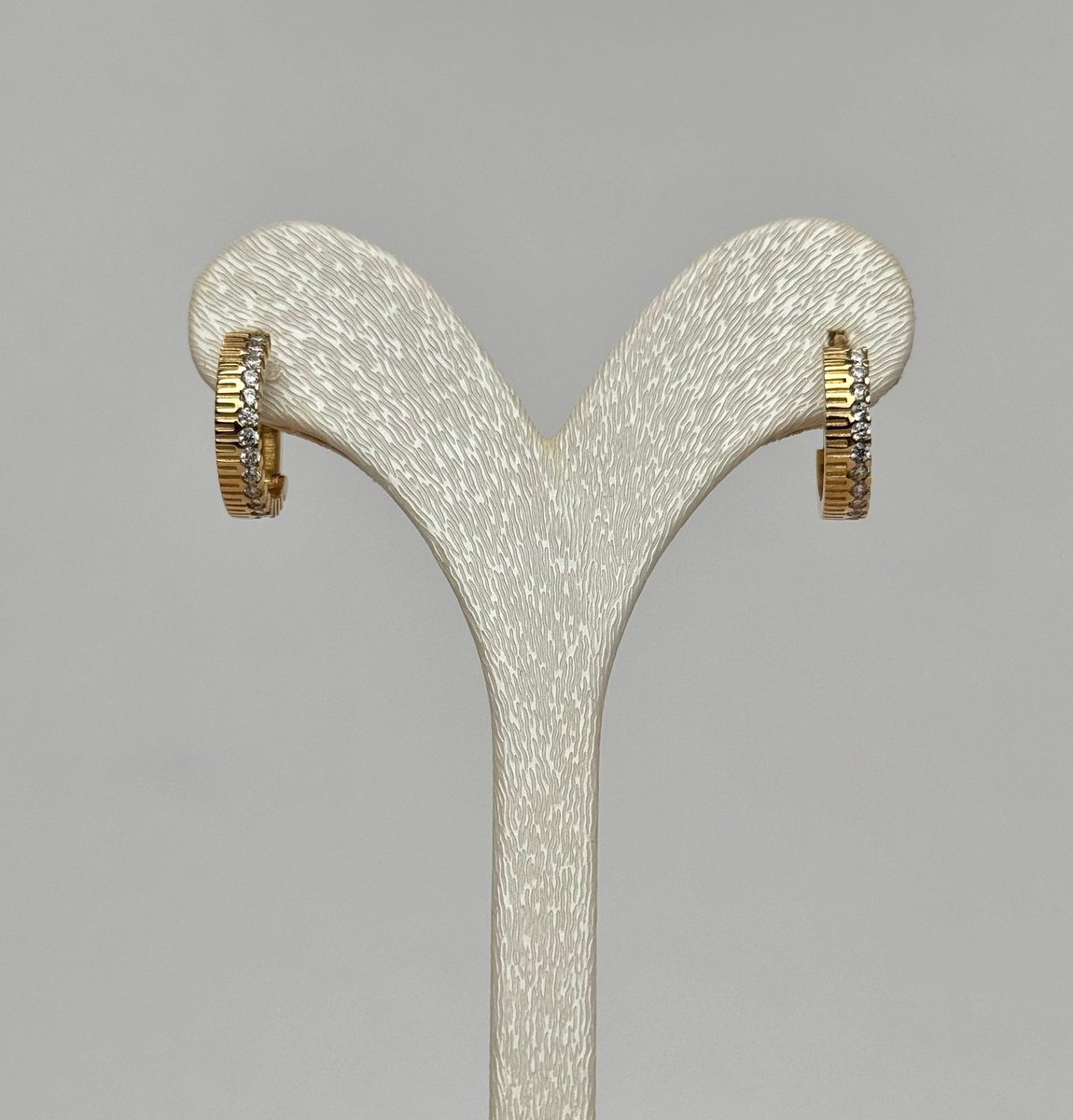 Kalem Detaylı Taşlı Halka Küpe