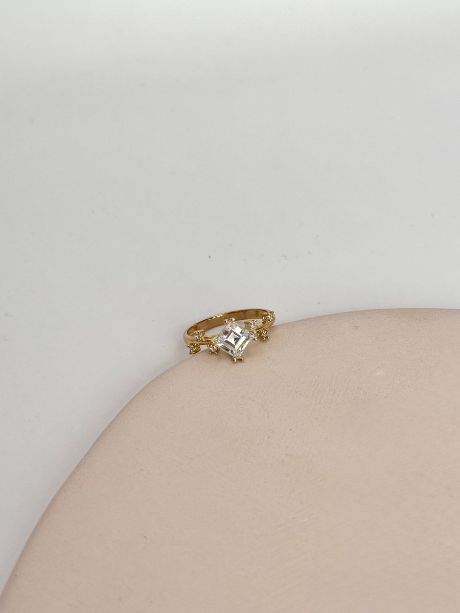 Prenses Kesim Taşlı Altın Yüzük