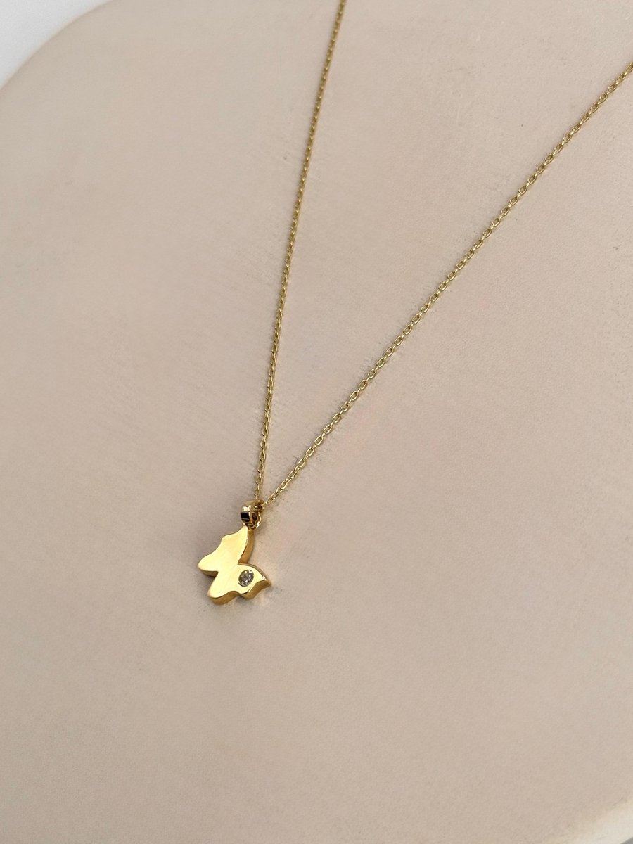 Taş Detaylı Kelebek Kolye