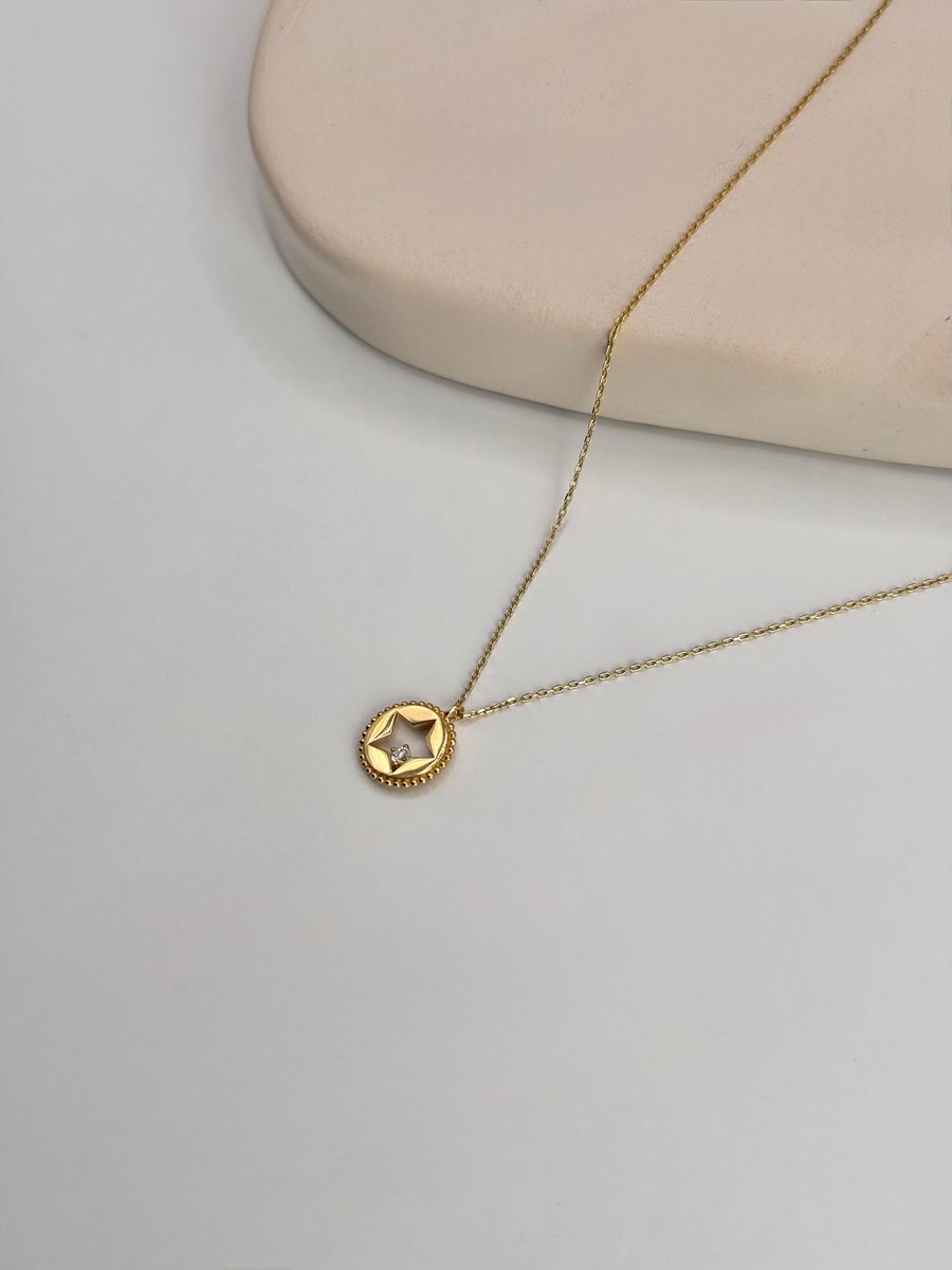 Yıldız Detaylı Dairesel Kolye